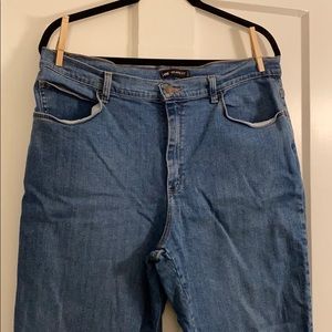 Lee “Relaxed Fit” jeans